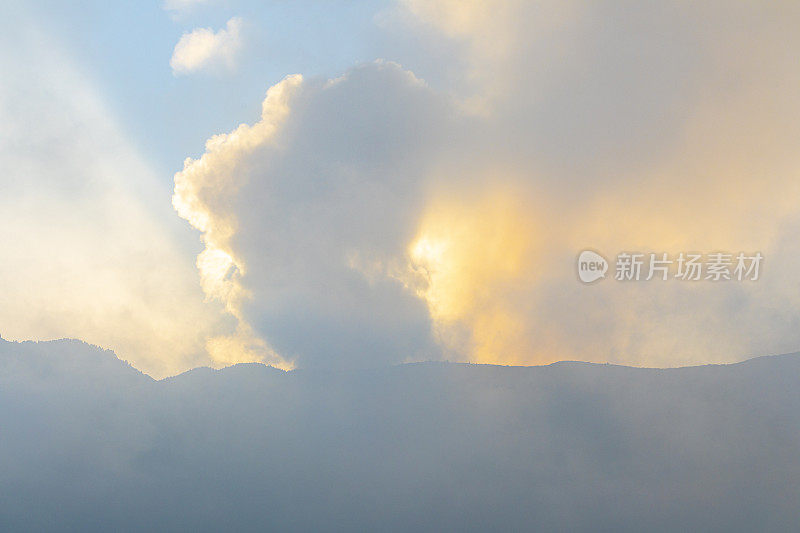 Cumbre Vieja火山喷发火山柱Montaña de la Breña在日落。